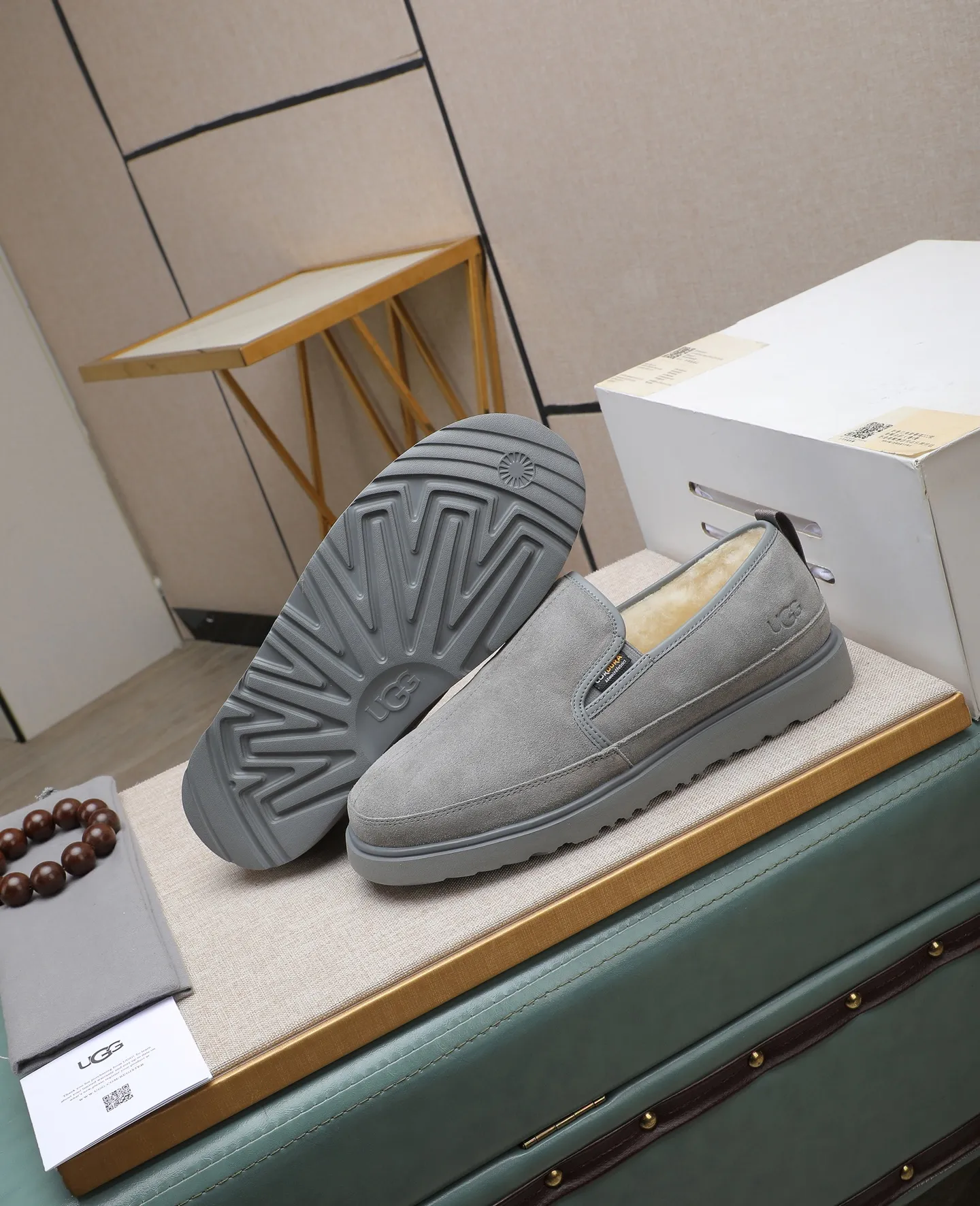 Men's men's shoes 💰560 (full genuine wool lining, 10% off for fake ones) Please note the quality of the original order and compare the thickness of the wool 🏮🏮 Popular UGG men's shoes from Australia's warm luxury brand, the official website is synchronized, Beckham men's style..., made of imported top-layer waxed cowhide, waxed toe box, Australian real wool velvet lining Carefully sewn...Imported rubber Martin boots outsole (comfortable, soft, wear-resistant) The quality is really great...Exquisite workmanship, you can't put it down at first sight, size 39-44 (38 45 custom-made)